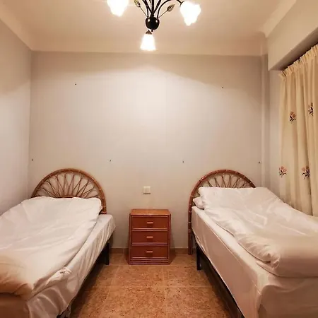 游艇会边的大房子 *